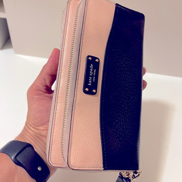 Large Carryall Zip-Around Leather Wristlet Wallet. Black and peach - Picture 4 of 16